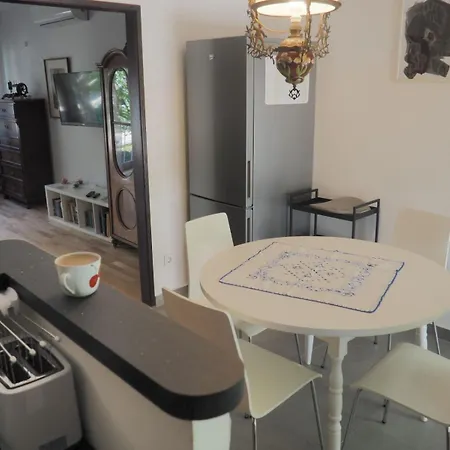 Little Cherry Apartment Split